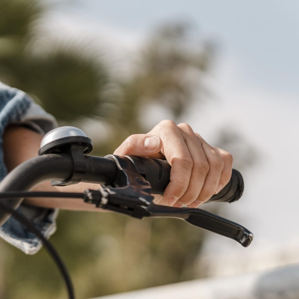 mulher segurando uma bicicleta e mostrando a importância de ter o seguro
